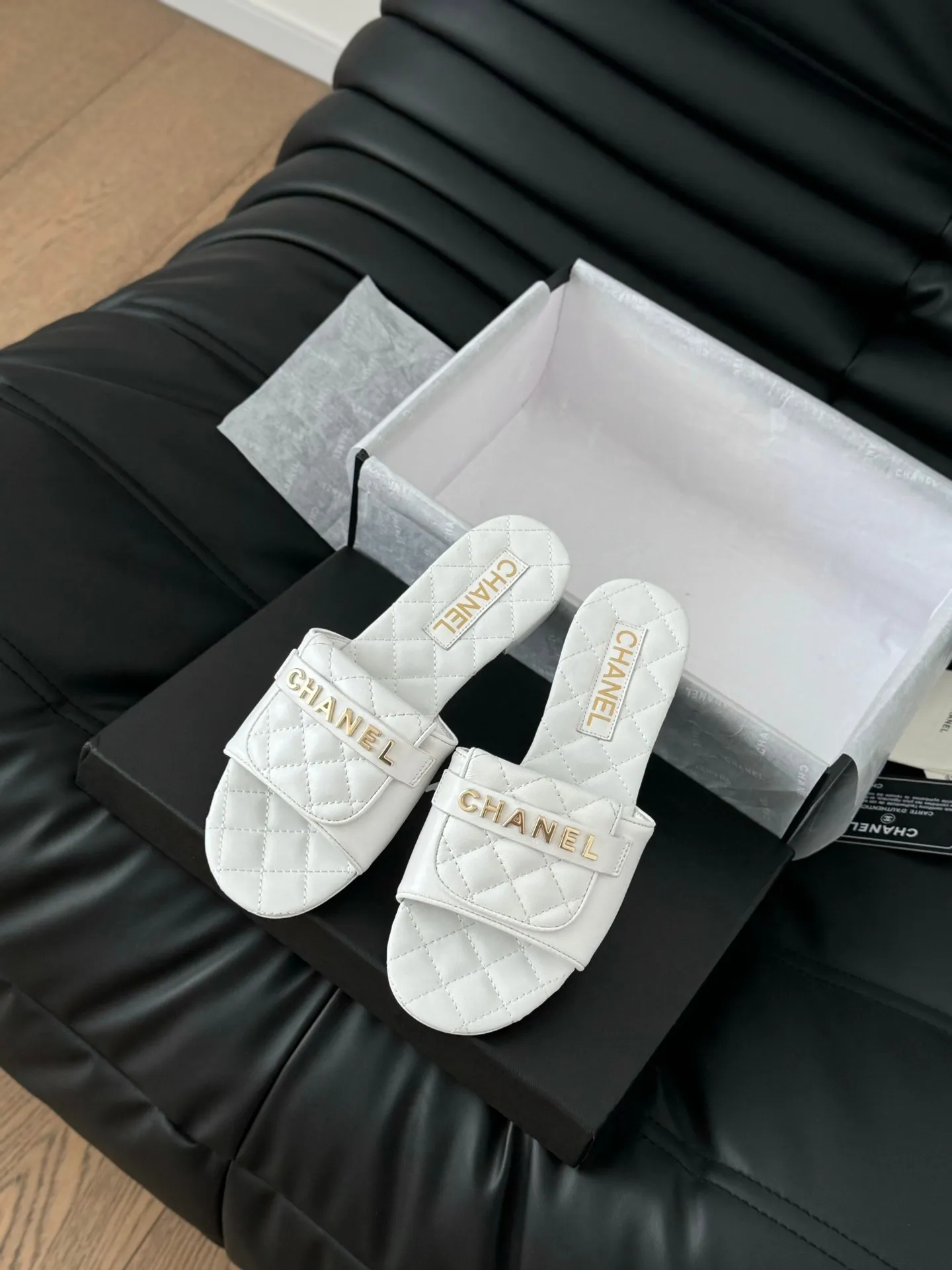 👟👟Ex-factory price 420◾️Chanel 25C new schoolbag buckle slippers. The return of the classic schoolbag buckle design. Special Vintage. Full of retro flavor. Loafers have also grown to the aesthetic level. Cowhide upper, sheepskin lining, original outsole. Size: 35-39. Other sizes are customized.